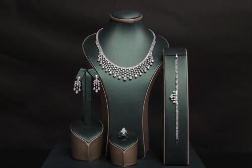 طقم نسائي فاخر مرصع بفصوص الزيركون