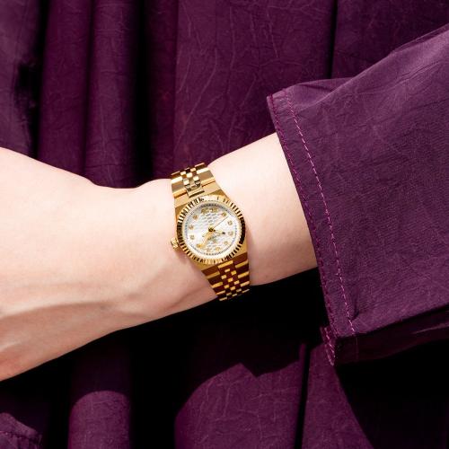 ساعة 12بستيل فضي مطعم ذهبي وميناء أبيض