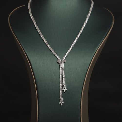 طقم نسائي فاخر مرصع بفصوص الزيركون