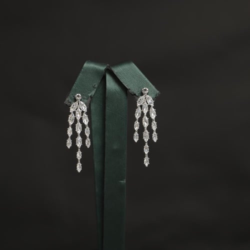 طقم نسائي فاخر مرصع بفصوص الزيركون