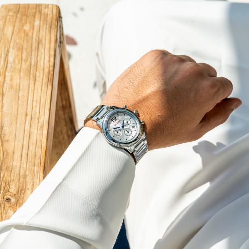 ساعة رجالية بسير ستيل فضي وميناء أبيض - تصميم كلاس...