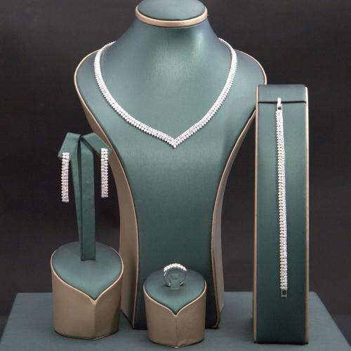 طقم نسائي فاخر مرصع بفصوص الزيركون