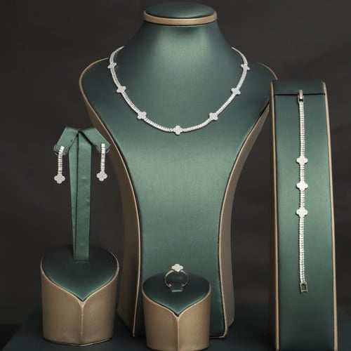 طقم نسائي فاخر مرصع بفصوص الزيركون