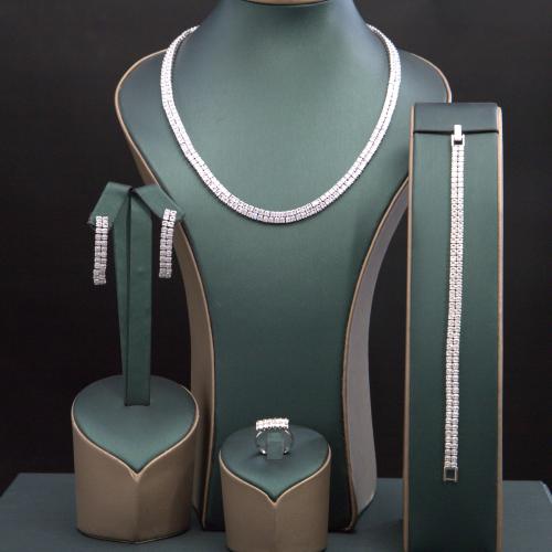 طقم نسائي فاخر مرصع بفصوص الزيركون