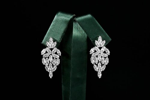 طقم نسائي فاخر مرصع بفصوص الزيركون