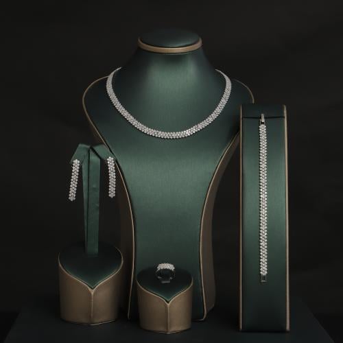 طقم نسائي فاخر مرصع بفصوص الزيركون