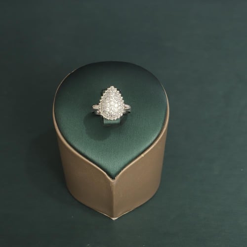 طقم نسائي فاخر مرصع بفصوص الزيركون