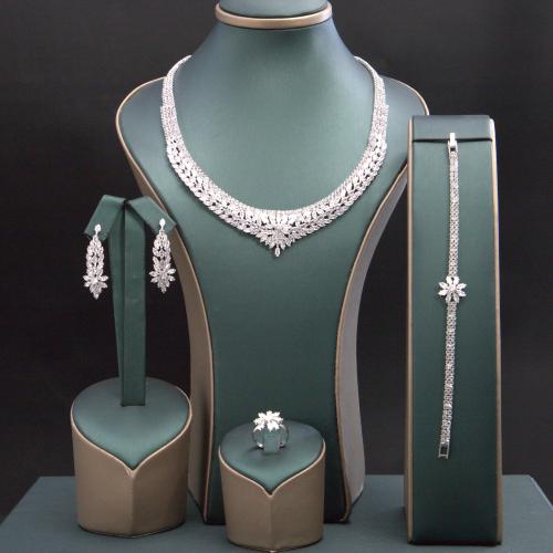 طقم نسائي فاخر مرصع بفصوص الزيركون