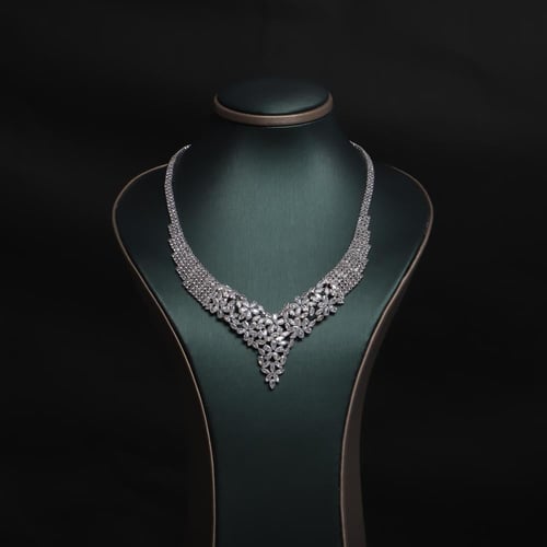 طقم نسائي فاخر مرصع بفصوص الزيركون