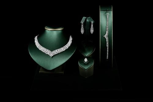 طقم نسائي فاخر مرصع بفصوص الزيركون