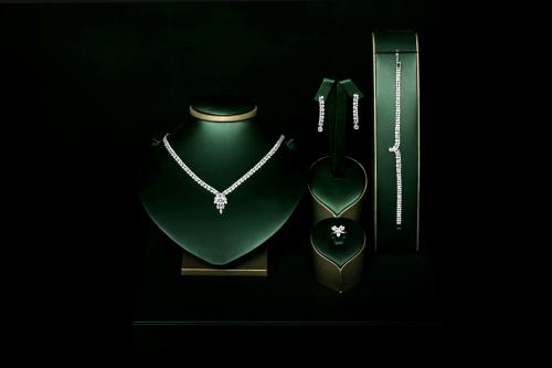 طقم نسائي فاخر مرصع بفصوص الزيركون