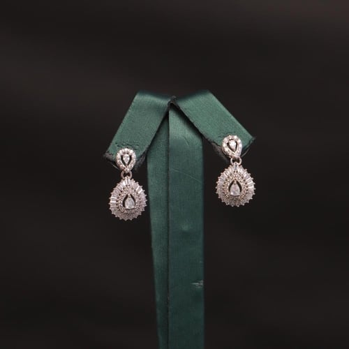 طقم نسائي فاخر مرصع بفصوص الزيركون