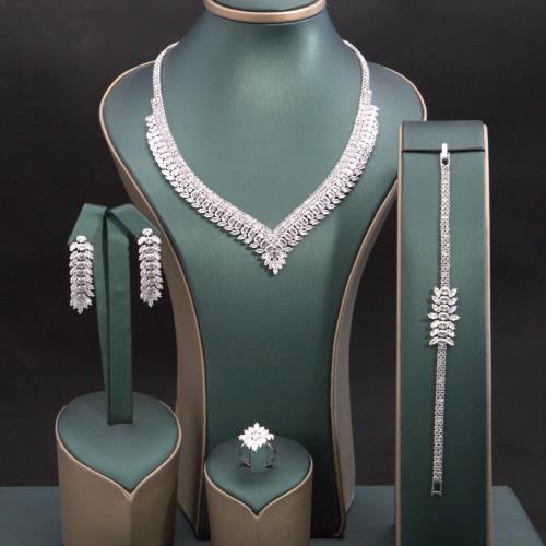 طقم نسائي فاخر مرصع بفصوص الزيركون