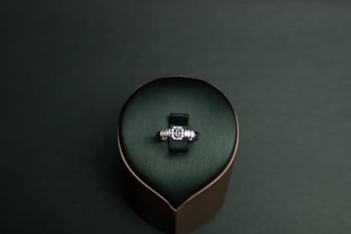 طقم نسائي فاخر مرصع بفصوص الزيركون