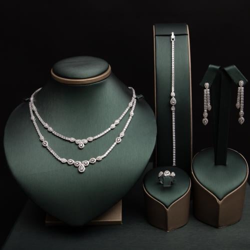 طقم نسائي فاخر مرصع بفصوص الزيركون