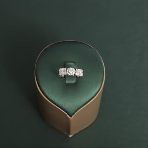 طقم نسائي فاخر مرصع بفصوص الزيركون