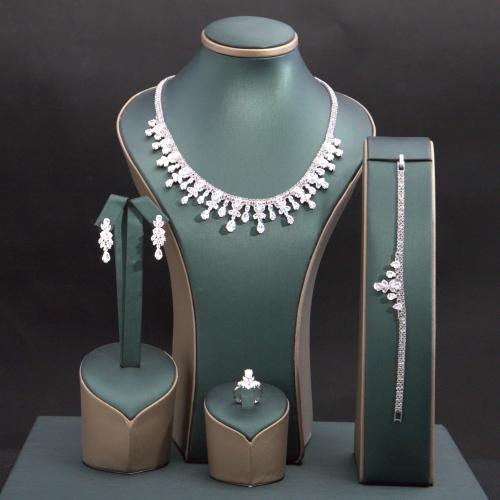 طقم نسائي فاخر مرصع بفصوص الزيركون