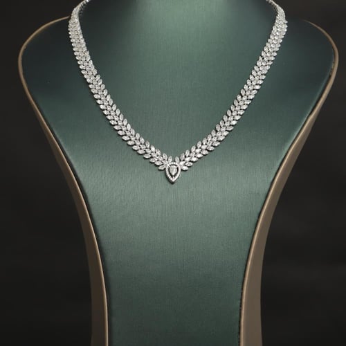 طقم نسائي فاخر مرصع بفصوص الزيركون