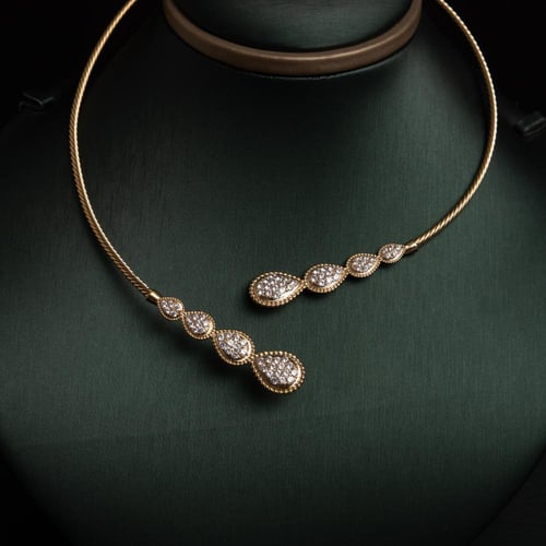 طقم نسائي فاخر ذهبي مرصع بفصوص الزيركون