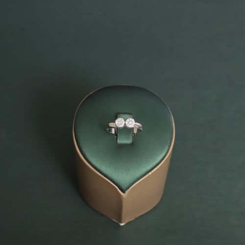 طقم نسائي فاخر مرصع بفصوص الزيركون