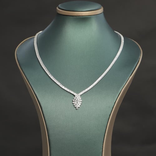 طقم نسائي فاخر مرصع بفصوص الزيركون