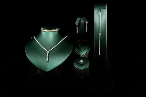 طقم نسائي فاخر مرصع بفصوص الزيركون