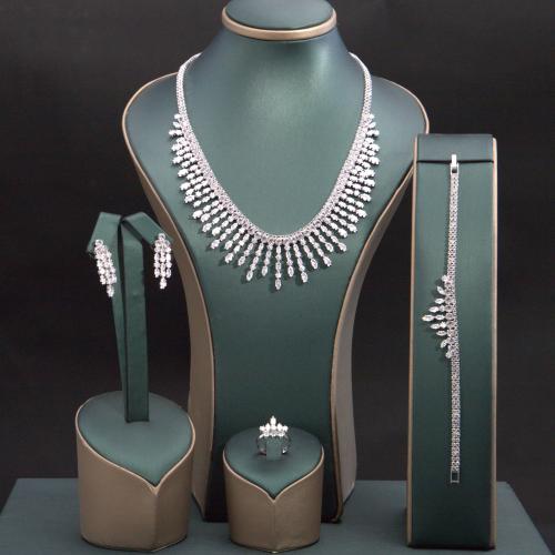 طقم نسائي فاخر مرصع بفصوص الزيركون