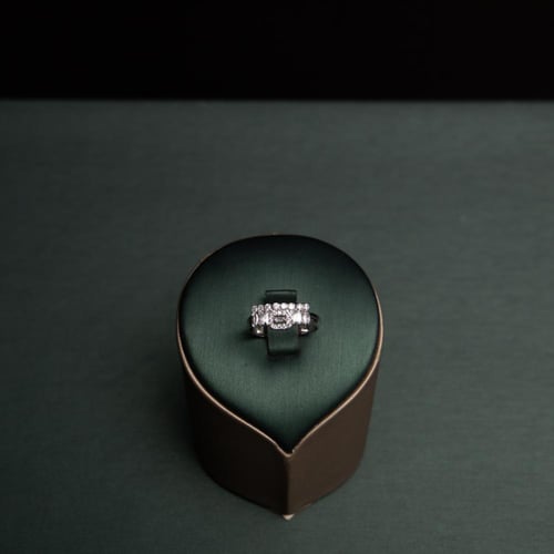 طقم نسائي فاخر مرصع بفصوص الزيركون