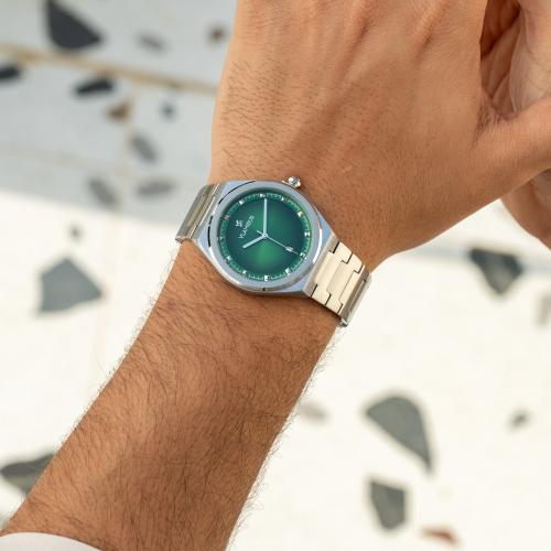 ساعة رجالية فضي بميناء أخضر – تصميم كلاسيك هادئ