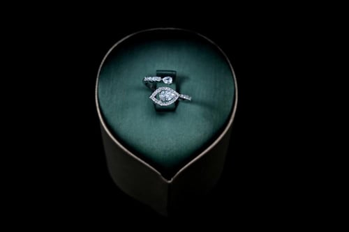 طقم نسائي فاخر مرصع بفصوص الزيركون