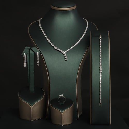 طقم نسائي فاخر مرصع بفصوص الزيركون