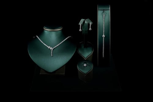 طقم نسائي فاخر مرصع بفصوص الزيركون