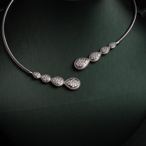 طقم نسائي فاخر ذهبي مرصع بفصوص الزيركون