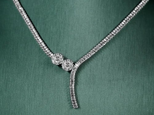 طقم نسائي فاخر مرصع بفصوص الزيركون