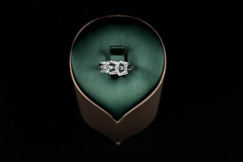 طقم نسائي فاخر مرصع بفصوص الزيركون