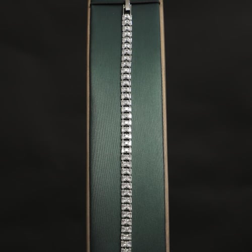 طقم نسائي فاخر مرصع بفصوص الزيركون