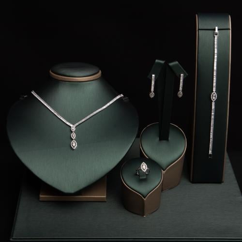 طقم نسائي فاخر مرصع بفصوص الزيركون