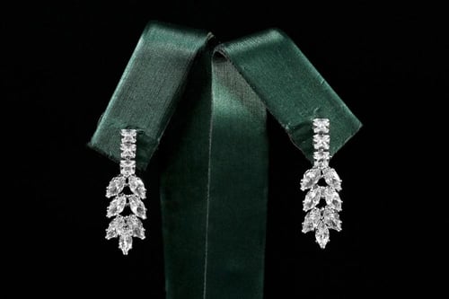 طقم نسائي فاخر مرصع بفصوص الزيركون