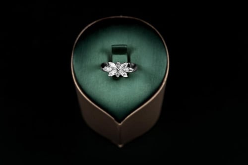 طقم نسائي فاخر مرصع بفصوص الزيركون