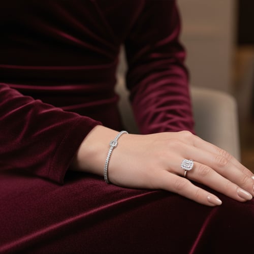 طقم نسائي فاخر مرصع بفصوص الزيركون