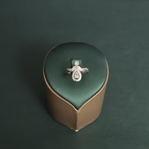 طقم نسائي فاخر مرصع بفصوص الزيركون