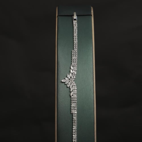 طقم نسائي فاخر مرصع بفصوص الزيركون