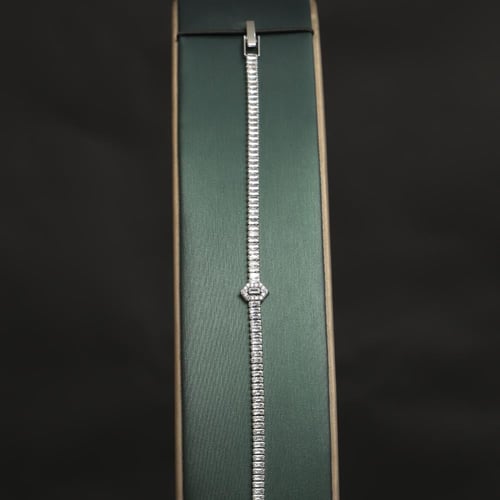 طقم نسائي فاخر مرصع بفصوص الزيركون