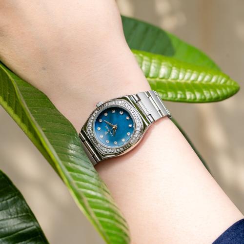 ساعة نسائية بلون فضي وميناء أزرق وإطار شبه دائري