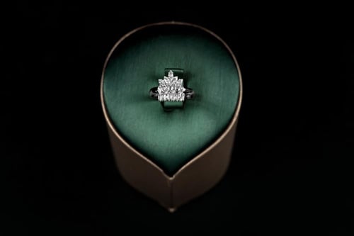 طقم نسائي فاخر مرصع بفصوص الزيركون