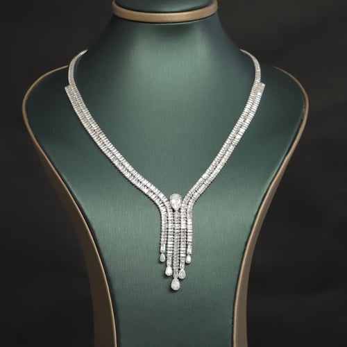 طقم نسائي فاخر مرصع بفصوص الزيركون