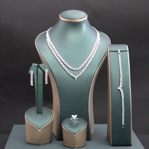 طقم نسائي فاخر مرصع بفصوص الزيركون