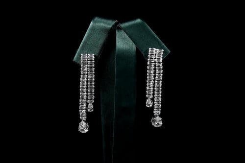 طقم نسائي فاخر مرصع بفصوص الزيركون