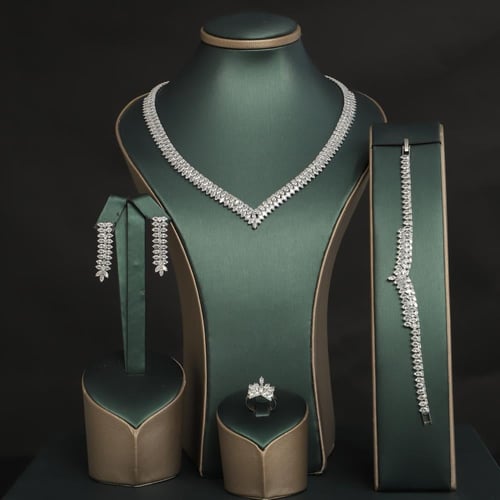 طقم نسائي فاخر مرصع بفصوص الزيركون