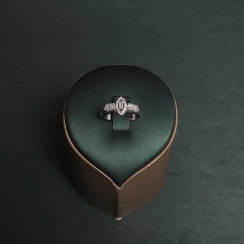 طقم نسائي فاخر مرصع بفصوص الزيركون